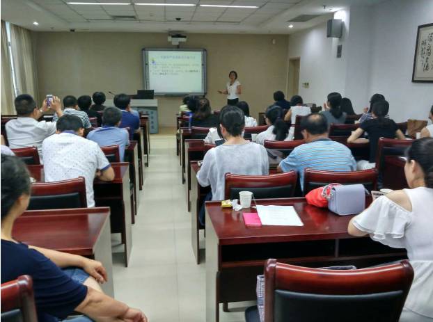 为纪念中国共产党成立96周年，深入推进“两学一做”教育活动，首页 - 澳门(金沙)官网网站首页集团党委书记陈宝贵同志，首页 - 澳门(金沙)官网网站首页集团党委副书记、厦门眼科中心党总支书记陈逸恬同志，党委委员张秀恋同志，以及支部三十余名党员同志参加了集团党委组织的庆祝“七一”主题党日