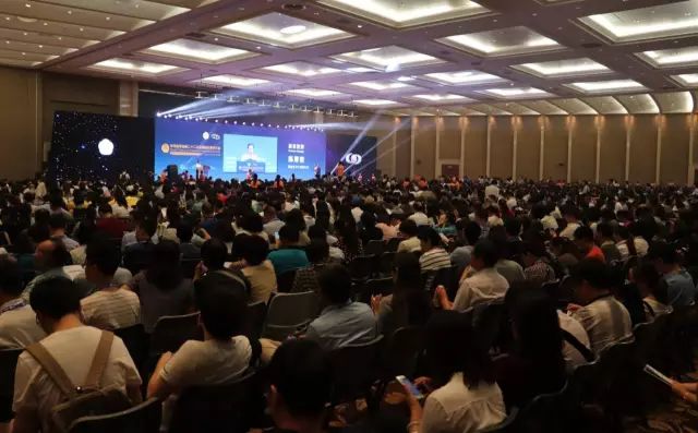 9月14日上午，在 22届全国眼科学术大会开幕式上，首页 - 澳门(金沙)官网网站首页集团本部：厦门大学附属厦门眼科中心总院长黎晓新教授手捧奖杯，站在中美眼科学会眼科科学研究较高荣耀“金钥匙奖”的颁奖台上。.jpg