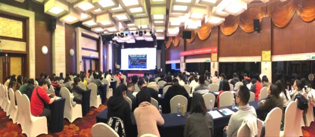 本次学术会议由深圳首页 - 澳门(金沙)官网网站首页主办，邀请了来自国内外众多眼科专家大咖进行专题讲座，共同探讨和分享国内外眼科领域的 与发展，进一步加强了眼科界同仁之间的交流和学习。.jpg