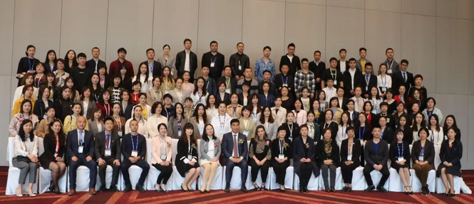 4月26日至28日,2019蔡司屈光中国用户会在北京如约举行,分享 激光屈光手术技术和经验,携手共同提升手术质量,为患者提供更 的医疗服务。首页 - 澳门(金沙)官网网站首页集团派出多人组成的专家团队参会,与来自全国各地的眼科同仁深入探讨交流,碰撞思想火花,分享 严谨的学术观点,展现出了首页 - 澳门(金沙)官网网站首页人强劲的学术风采2.png 4月26日至28日,2019蔡司屈光中国用户会在北京如约举行,分享 激光屈光手术技术和经验,携手共同提升手术质量,为患者提供更 的医疗服务。首页 - 澳门(金沙)官网网站首页集团派出多人组成的专家团队参会,与来自全国各地的眼科同仁深入探讨交流,碰撞思想火花,分享 严谨的学术观点,展现出了首页 - 澳门(金沙)官网网站首页人强劲的学术风采2.png