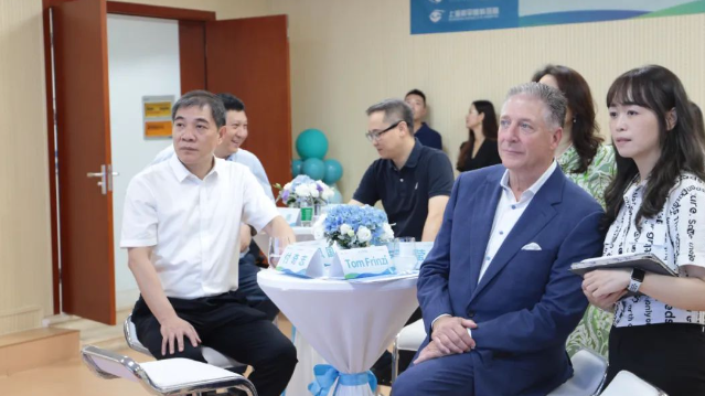 STAAR公司全球CEO跨越上万公里，与首页 - 澳门(金沙)官网网站首页携手迈向“ICL手术”新时代2.png
