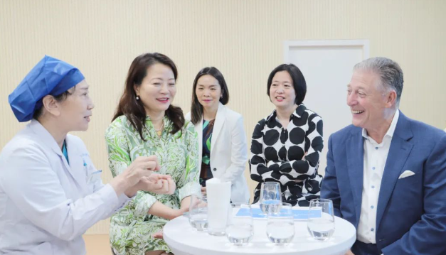 STAAR公司全球CEO跨越上万公里，与首页 - 澳门(金沙)官网网站首页携手迈向“ICL手术”新时代3.png