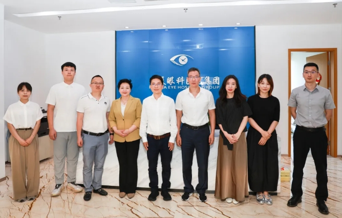 点滴爱心，点亮光明!中国华侨公益基金会领导莅临首页 - 澳门(金沙)官网网站首页调研指导1.png